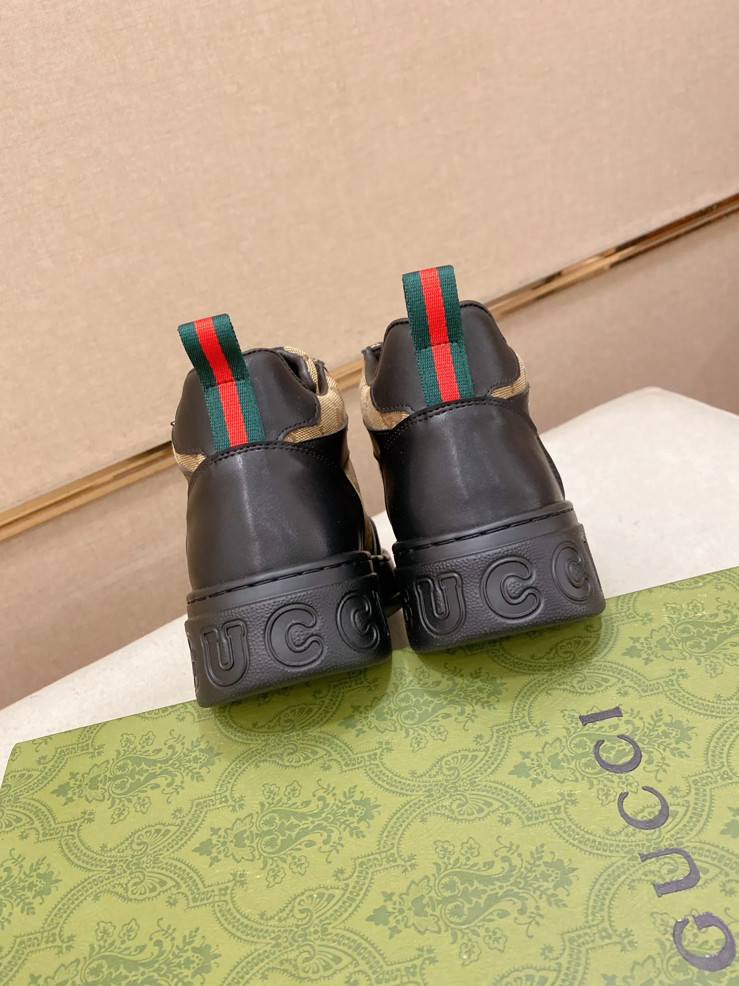 Factory price: 442💰 (GUCCI) The latest model from the official website🎁🎁Casual and fashionable men's shoes👟, hot style💥The style is simple and elegant, exclusive for trendy men. Unique official website's latest brand elements👑original Gucci decoration, fashionable and generous, the fabric is original cowhide ✅sheepskin lining, the official website specifies wear-resistant casual outsole, the classic model is taken in kind at the counter🎬38-44 (can be customized for 45 non-refundable)